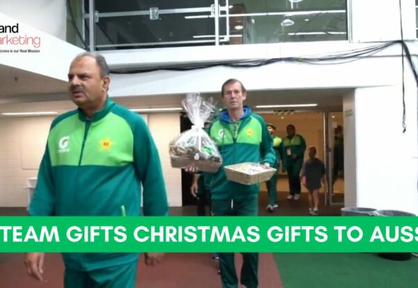 Pak-Team-Gifts-Christmas-Gifts-to-Australian-team